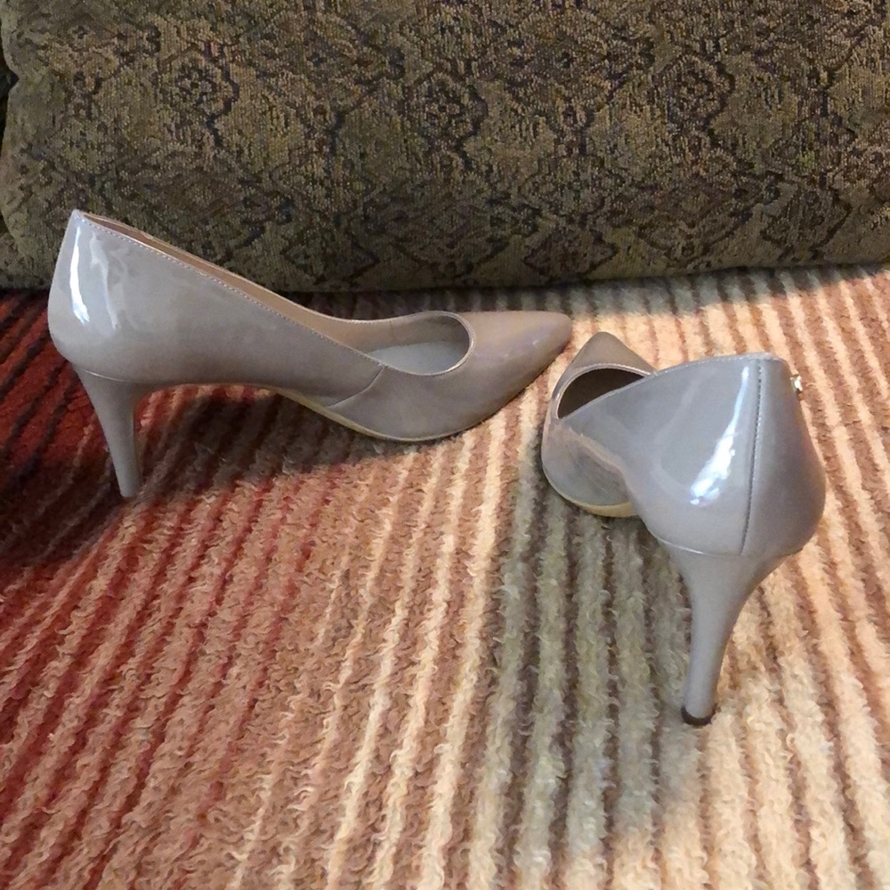 Nude sleek pump